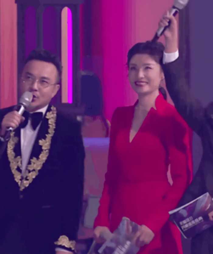 杨澜、周涛现场表演一秒变脸，来自央视主持人的专业素养