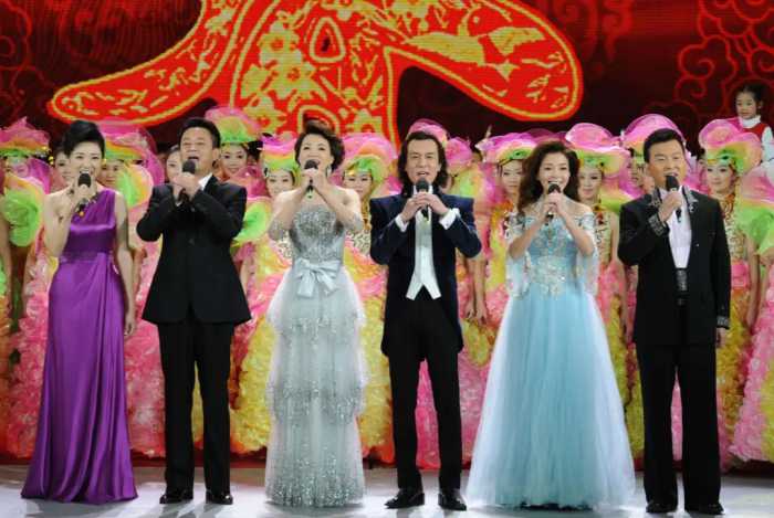 杨澜、周涛现场表演一秒变脸，来自央视主持人的专业素养