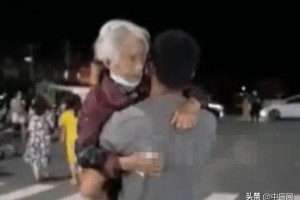 孙子抱着98岁奶奶去做核酸检测，淳朴孝心值得称赞